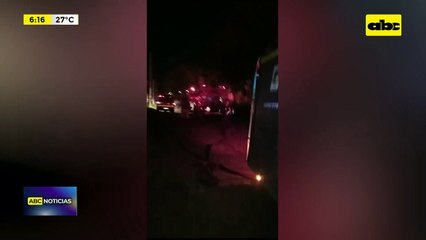Video: incendio consumió depósito en Ñemby