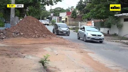 Video: Abandonan escombros en la vía pública