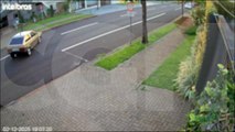 Câmera flagra momento em que menor derruba placa e bate Gol em muro no Bairro Coqueiral