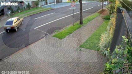 Câmera flagra momento em que menor derruba placa e bate Gol em muro no Bairro Coqueiral