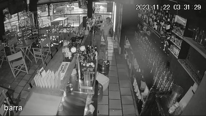 Circuito cerrado donde se ve a una mujer robando una notebook de un local comercial de Sajonia, Asunción