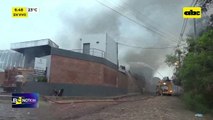 Video: Bomberos continúan combatiendo el incendio