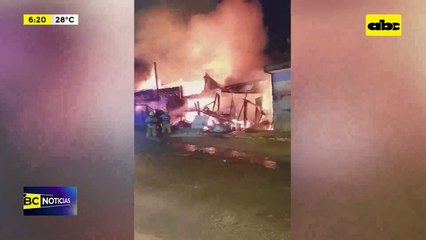 Video: Incendio consumió toda una carpintería