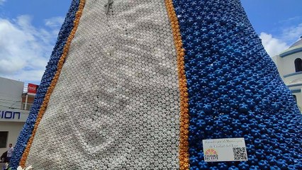 Montan una imagen de la Virgen de Caacupé de 8 metros hecha de botellas recicladas