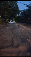 Automóvil fue arrastrado por el raudal en el barrio San Rafael de CDE