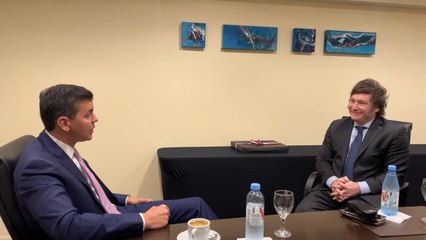 Javier Milei lució el poncho de 60 listas, regalo de Santiago Peña