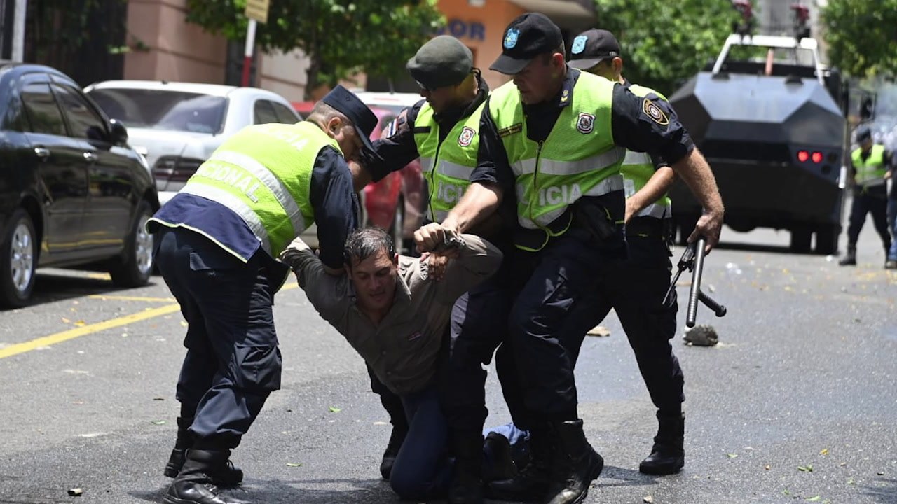 Policía Nacional reprime a jubilados y manifestantes en el microcentro capitalino