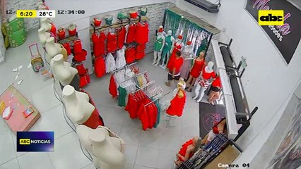 Video: Llevó vaqueros escondidos en la cintura