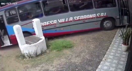 Imágenes De Circuito Cerrado Captaron El Momento En Que Que Un Colectivo Pierde El Control Y Casi Choca Con Un Pozo De Agua En Pedrozo.