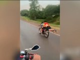 Jóvenes Realizan Arriesgadas Maniobras En Motocicletas