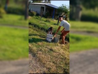Niños Recogen Agua De La Canaleta En Villa Hayes