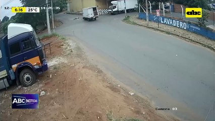 Video: Un camión chocó contra una motocicleta