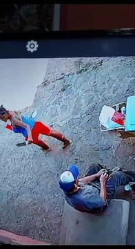 Con cuchillo en mano mujer le robo a un heladero