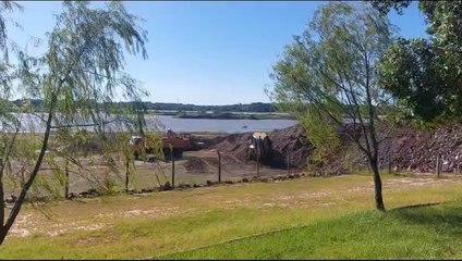 Camiones De La Municipalidad Continúan El Trabajo De Derrumbe Del Muro Sobre El Río Paraguay En Remansito