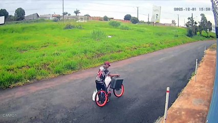 Flagra: ladrão furta casa e foge de bicicleta em Apucarana