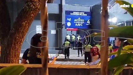 Video: portones estaban cerrados y los hinchas tuvieron que romperlos para huir del estadio