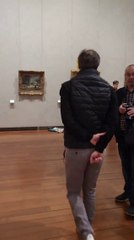 Activistas lanzan sopa contra un cuadro de Monet en un museo de Lyon