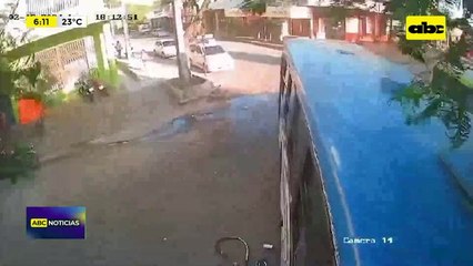 Video: Violento choque de buses deja 11 heridos en Itá