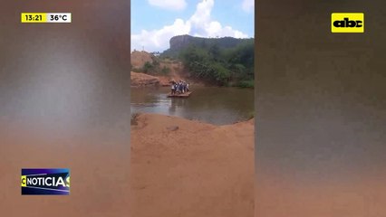 Video: estudiantes cruzan en precaria balsa para ir a clases