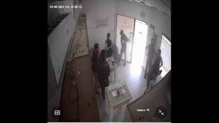 Dos hombres asaltan local de celulares en Mburicao