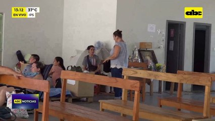 Video: familiares deben soportar el intenso calor en albergue del IPS Central