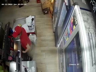 Imágenes del hurto de un celular en un local de Biggie