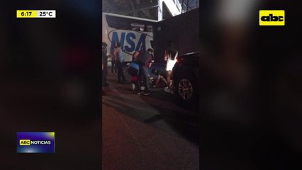 Video: Portón cayó y dejó herida a una mujer