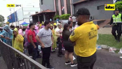 Video: fanáticos aguardan a Karol G bajo amenaza de tormenta