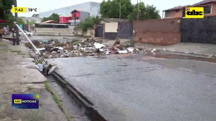 Barrio San Pablo: Gran cantidad de basuras atascada en sumidero