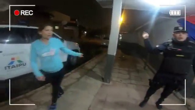 Policía graban momento en que le negaban atención médica a mujer con fractura en la pierna