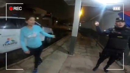Policía graban momento en que le negaban atención médica a mujer con fractura en la pierna