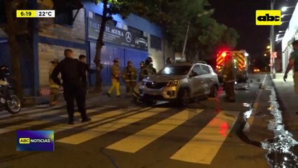 Video: Un automóvil volcó tras un fuerte choque y el conductor quedó atrapado