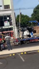 Así quedó el auto del conductor que murió tras chocar contra la columna de la ANDE en San Lorenzo