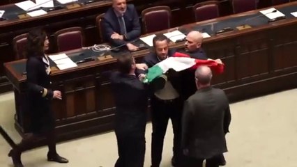 Polémica en Italia tras agresión a un diputado y escenas de violencia en el Parlamento