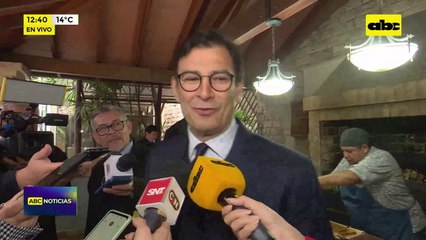 Parlamentarios interrumpen sesión para comer asado en nuevo comedor