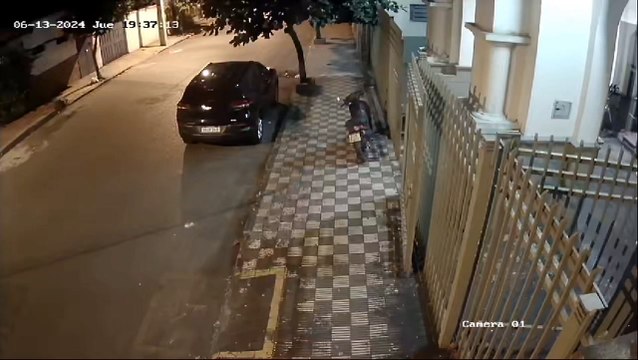Circuito cerrado del robo de una motocicleta en el barrio General Díaz de Asunción