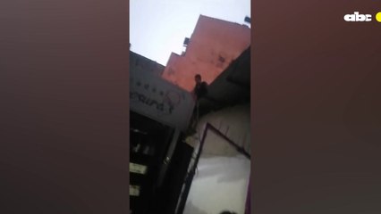 Así uno de los presuntos ladrones del policía intentó escaparse