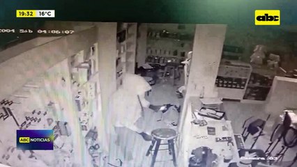 Video: imágenes del robo a una casa de celulares del mercado 4