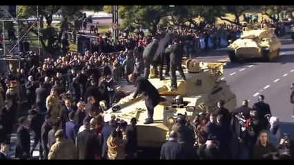 Javier Milei presidente de Argentina subió a un tanque durante el desfile militar del 9 de julio con la vicepresidenta Victoria Villarruel
