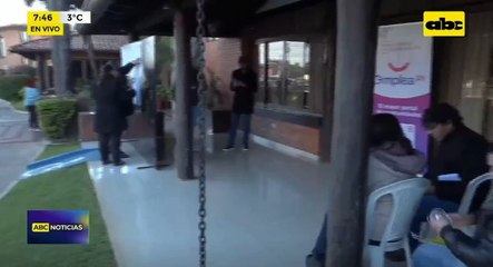 Pese Al Frío, Muchos Jovenes Acuden Desde Temprano A La Feria De Empleos En La Expo