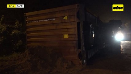 Video: Camión que transportaba carbón volcó en Villeta