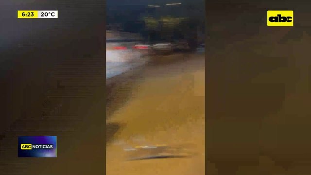 Video: Conductor ebrio chocó y luego volcó su vehículo