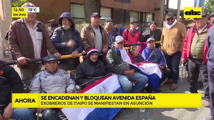 Itaipú: Exobreros se encadenan y bloquean Avenida España