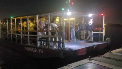 Socios E Invitados Del Club Mbiguá Llegan En Balsa Para Disfrutar Del úLtimo San Juan De La Temporada