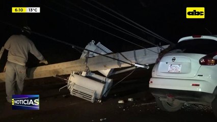 Aparatoso choque deja a oscuras Bo. Botánico  tras impactar contra columna de ANDE