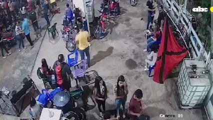 Divulgan video del momento en que un docente acuchilló a su expareja en Lima