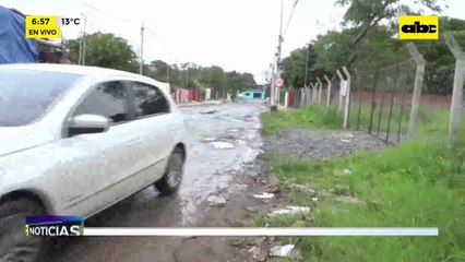 ESSAP repara caños rotos pero deja pozos en Avda. Semidei