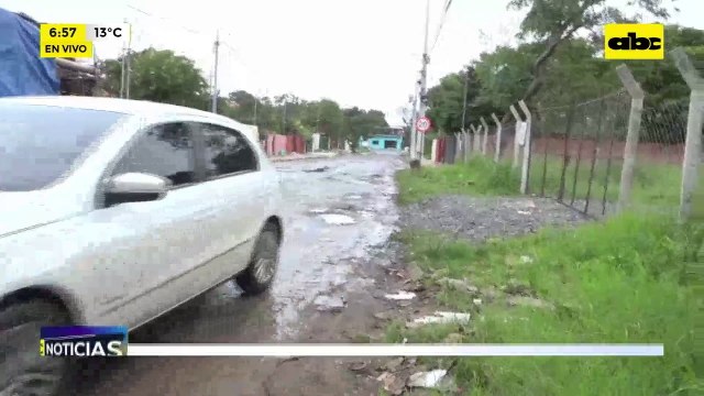 ESSAP repara caños rotos pero deja pozos en Avda. Semidei