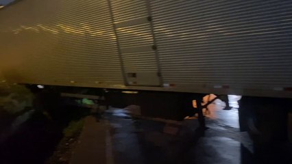 Camión cae a la cuneta y provoca caos vehicular en Luque