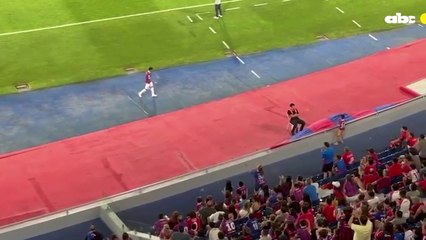 Enzo Giménez salió ovacionado por los hinchas de Cerro Porteño